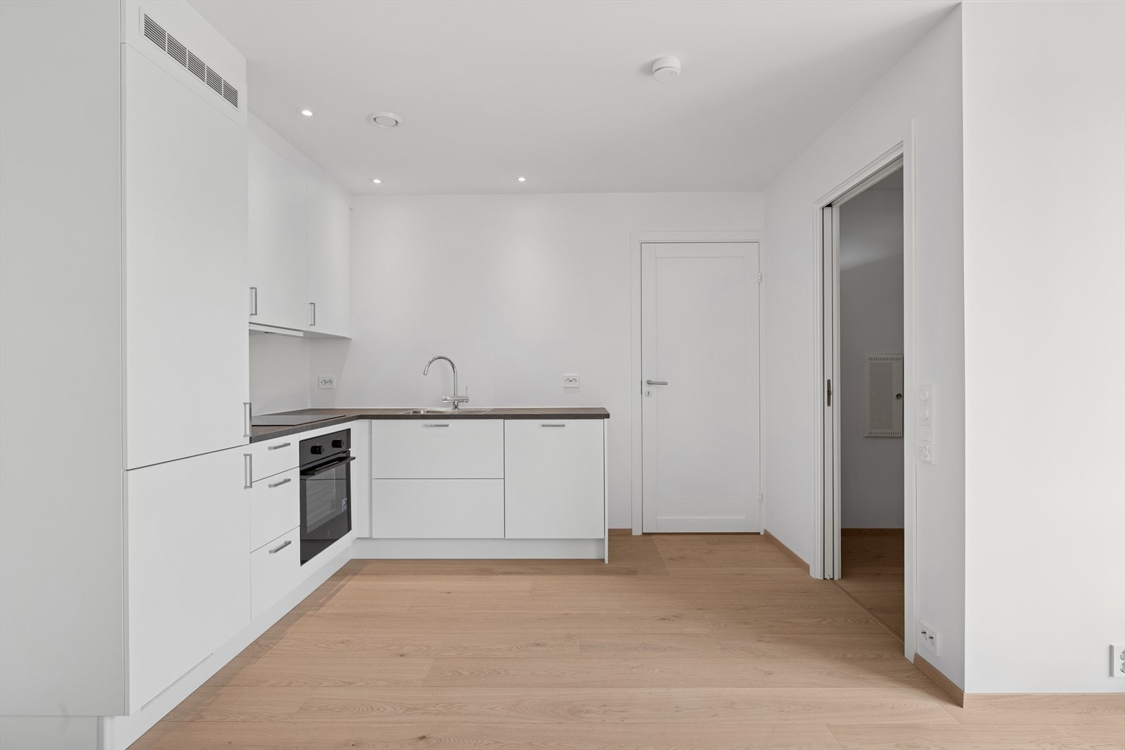 Her har en det en måtte trenge av skap-, skuff- og benkeplass. Galleribilde