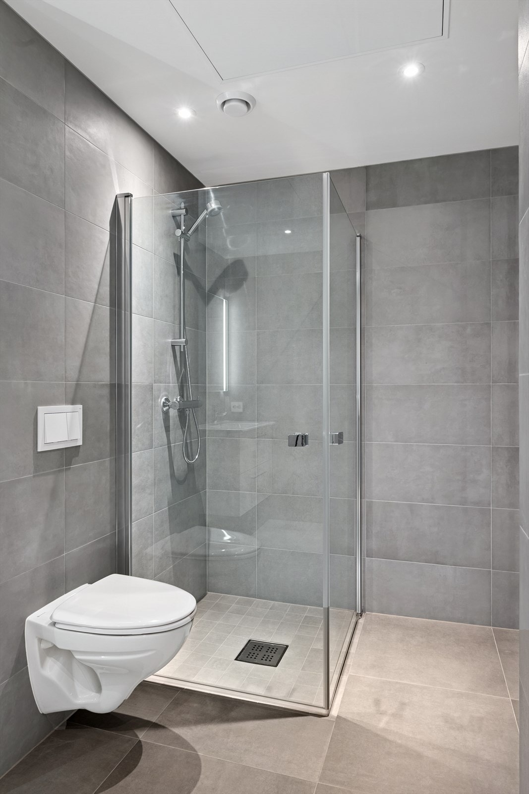 Baderommet er delikat og har lune grå overflater. Galleribilde