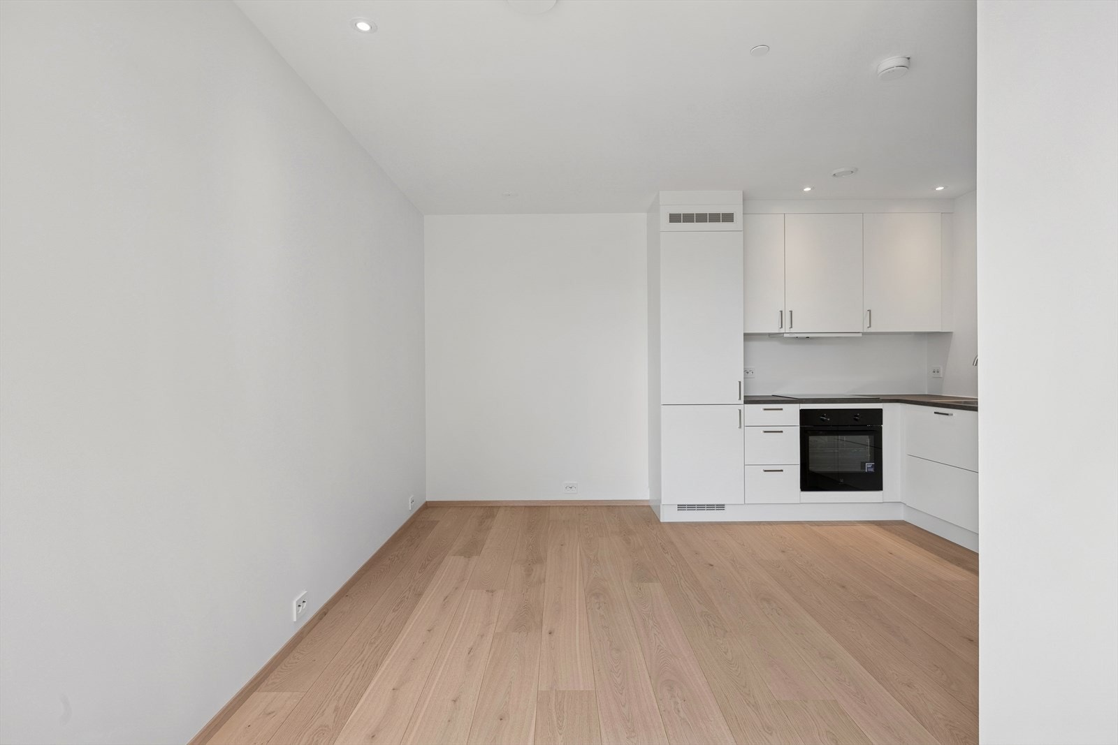 Det er en åpen stue- og kjøkkenløsning som er lys og romslig med flere møbleringsmuligheter. Galleribilde