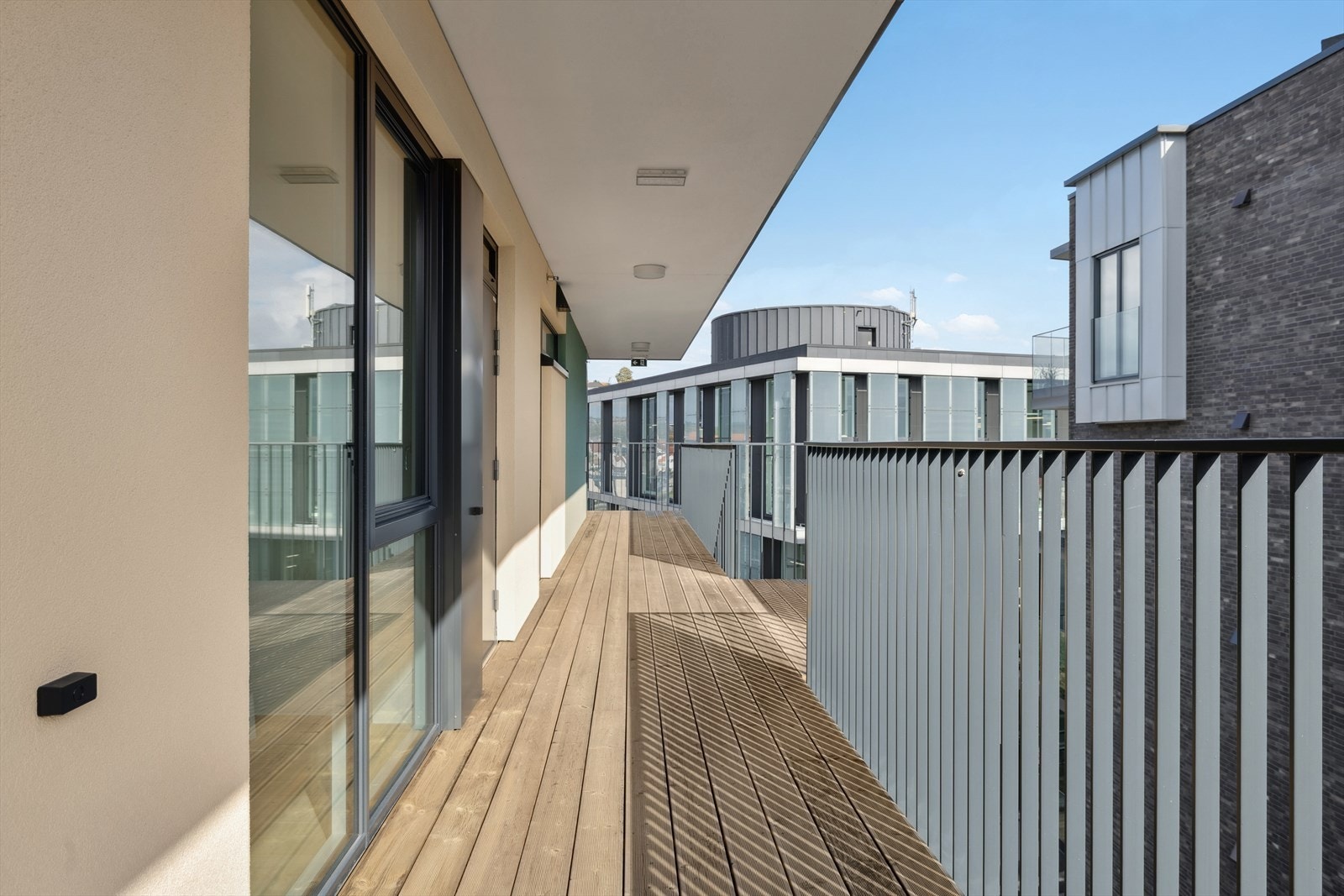 Adkomst til leiligheten er via fellesarealer med trapp/heis, deretter ut til en svalgang som leder til leilighetens inngangsparti. Galleribilde