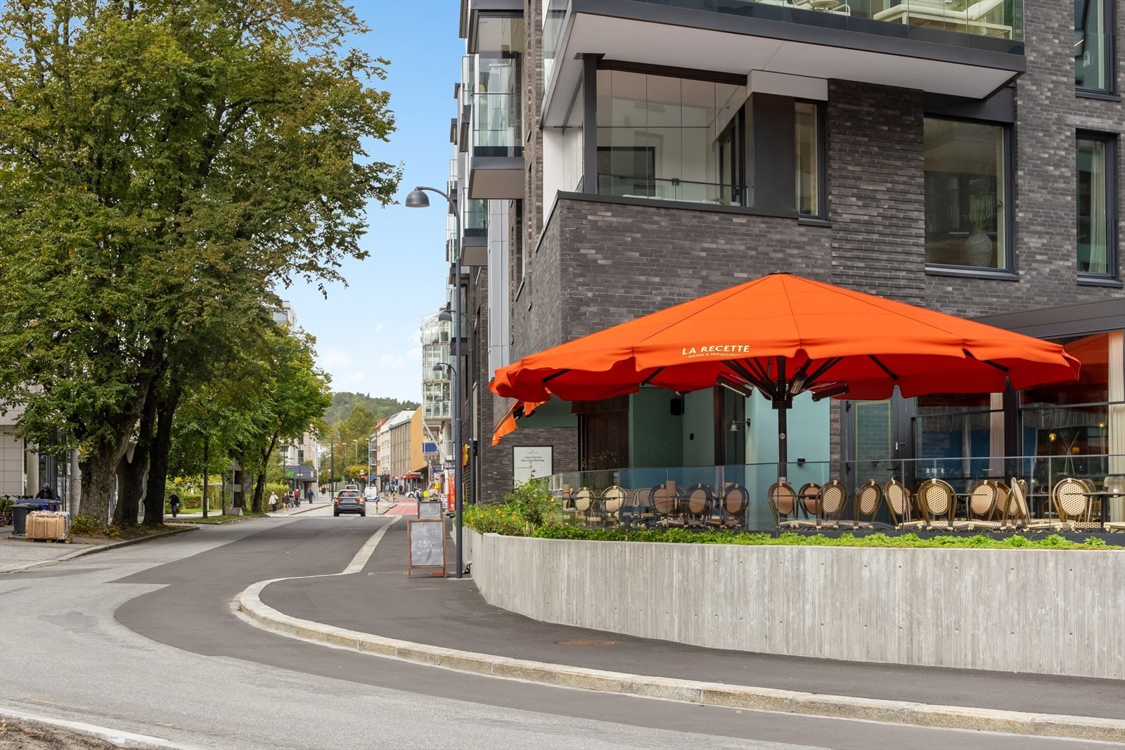 Første etasje inneholder dagligvarebutikk, restaurant og bakeri. Galleribilde