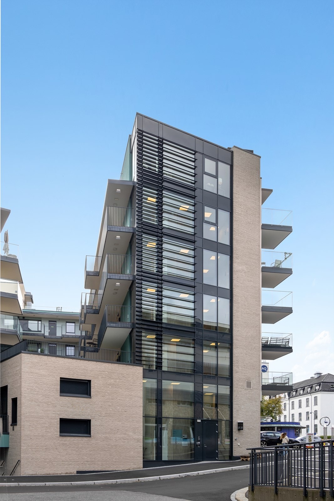 Tangen 27 er en innbydende og moderne 2-roms selveierleilighet fra 2025 med lyse og tidsriktige overflater og god standard på innredning og utstyr. Leiligheten ligger i byggets 5.etasje. Galleribilde