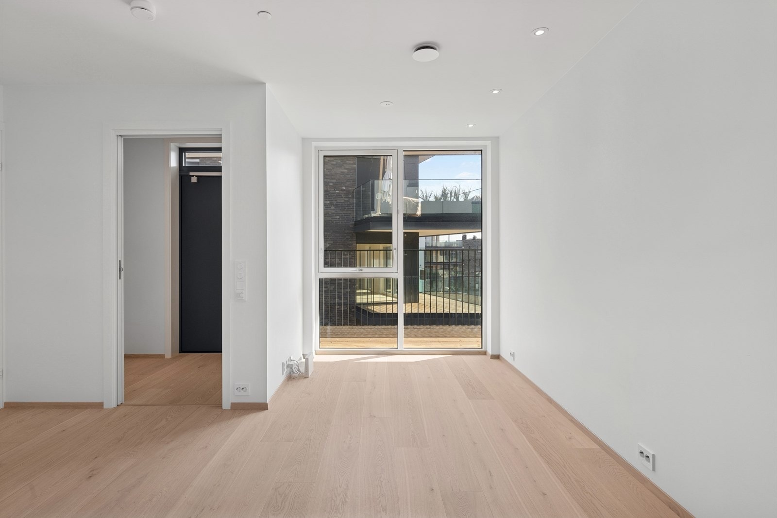 Det er god plass til sofa, TV-møblement, spisegruppe og øvrig ønsket møblement. Store vindusflater sørger for godt med naturlig lysinnslipp, noe som skaper en god atmosfære. Galleribilde