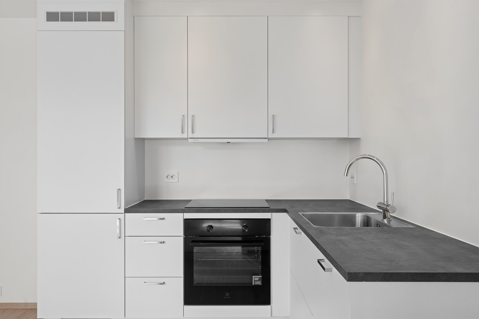 I innredningen er det integrerte hvitevarer som kjøl/fryseskap, oppvaskmaskin, koketopp og stekeovn. Galleribilde