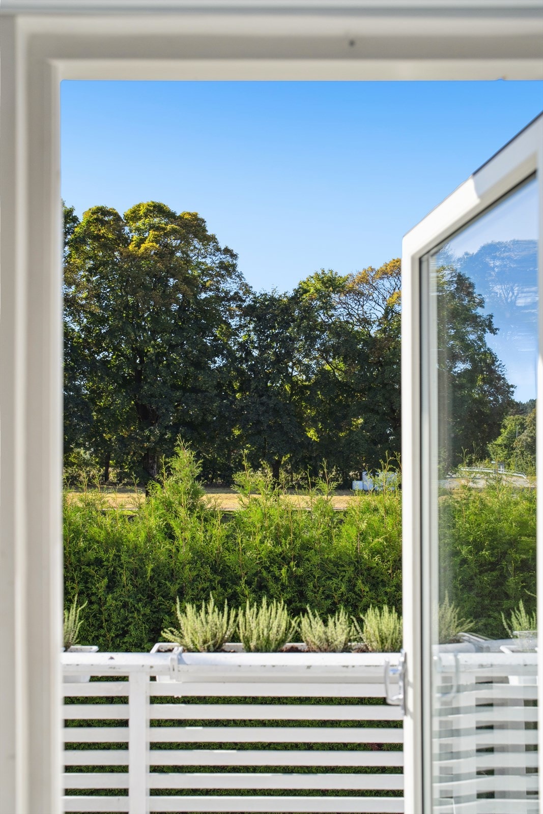 Her er det også utgang til solrik sør-vestvendt balkong. Galleribilde