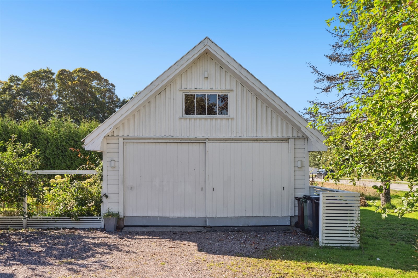 Dobbel garasje med oppbevaringsloft. Galleribilde