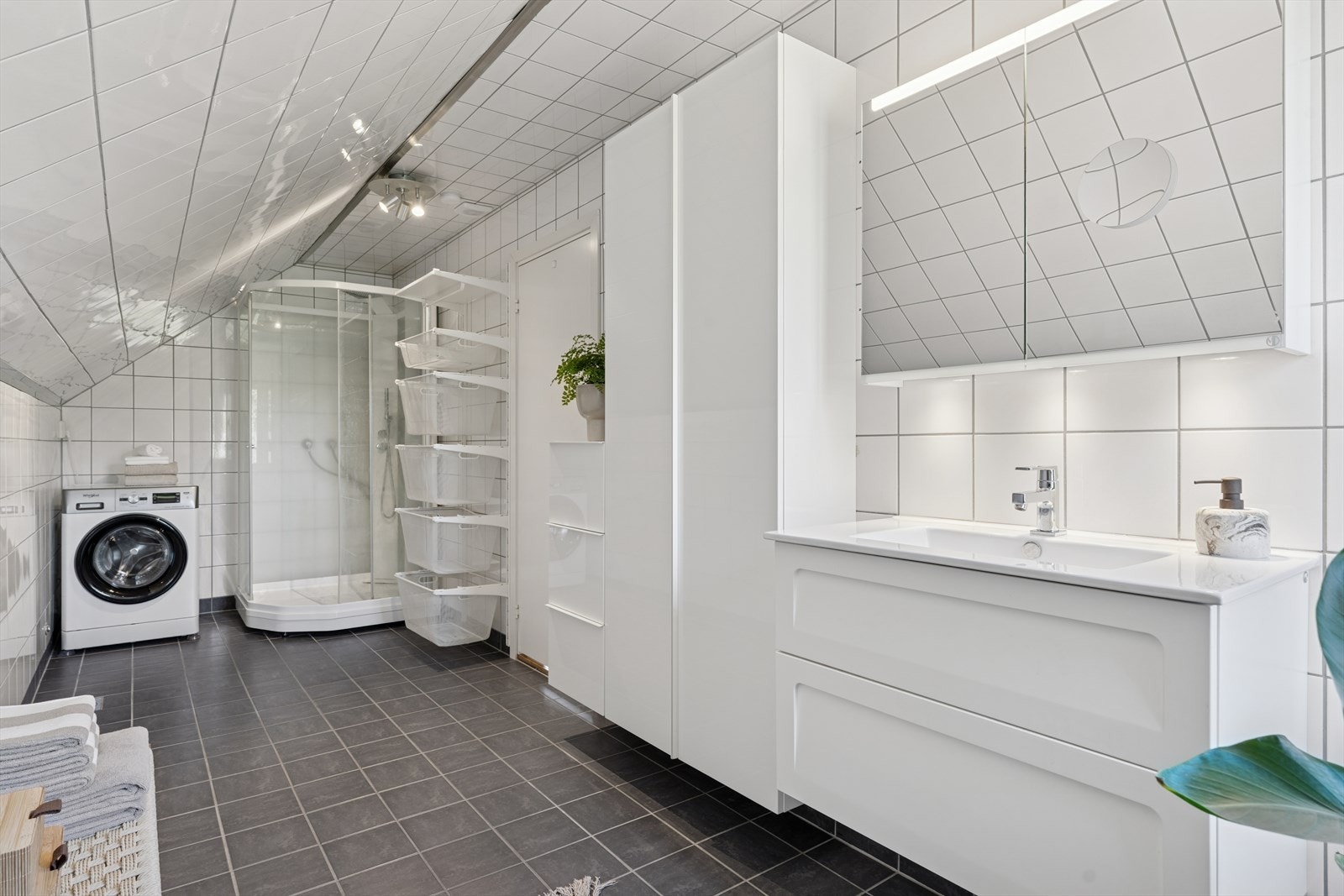 Pent flislagt bad med opplegg for vaskemaskin. Varmekabler i gulv. Galleribilde