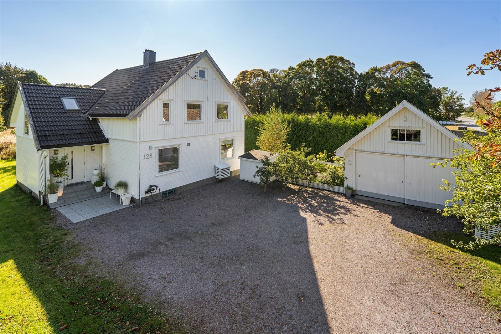 En innholdsrik enebolig med usjenert og sentrumsnær beliggenhet på Tveit. Galleribilde