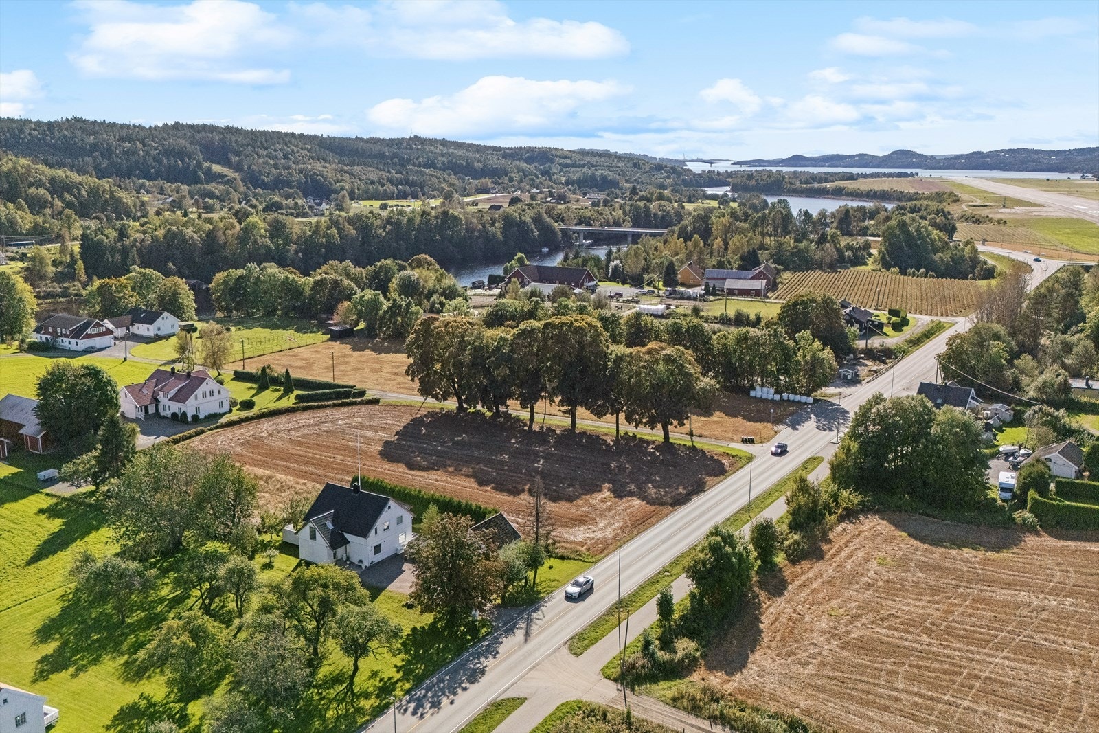 Eiendommen har en fin beliggenhet med både landlige og sjønære omgivelser. Herfra har du kort vei til dagligvare, idrettsanlegg, flotte turmuligheter, kollektiv transport m.m. Galleribilde