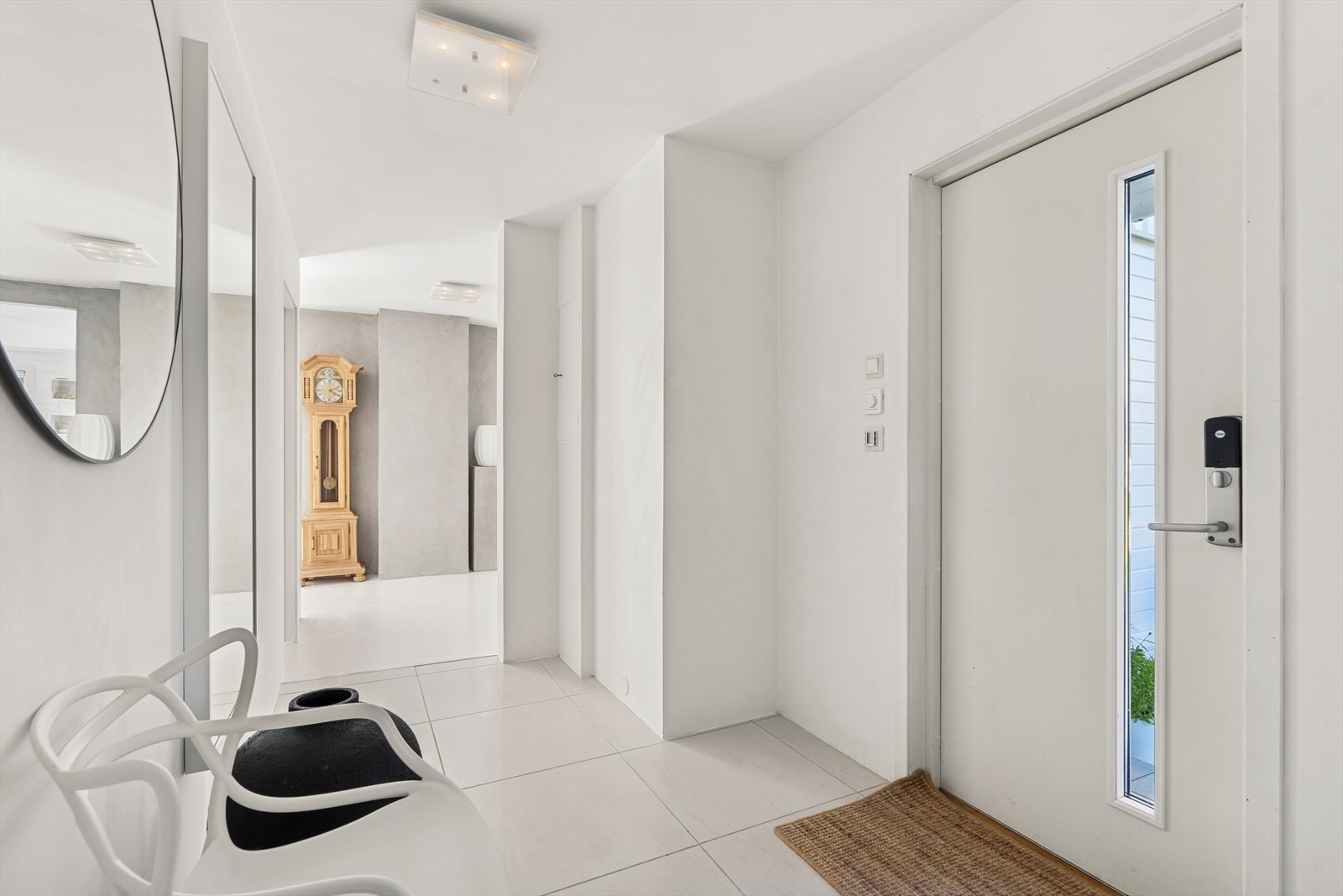 Pen og romslig gang med god plass til å henge fra seg sko og yttertøy. Galleribilde