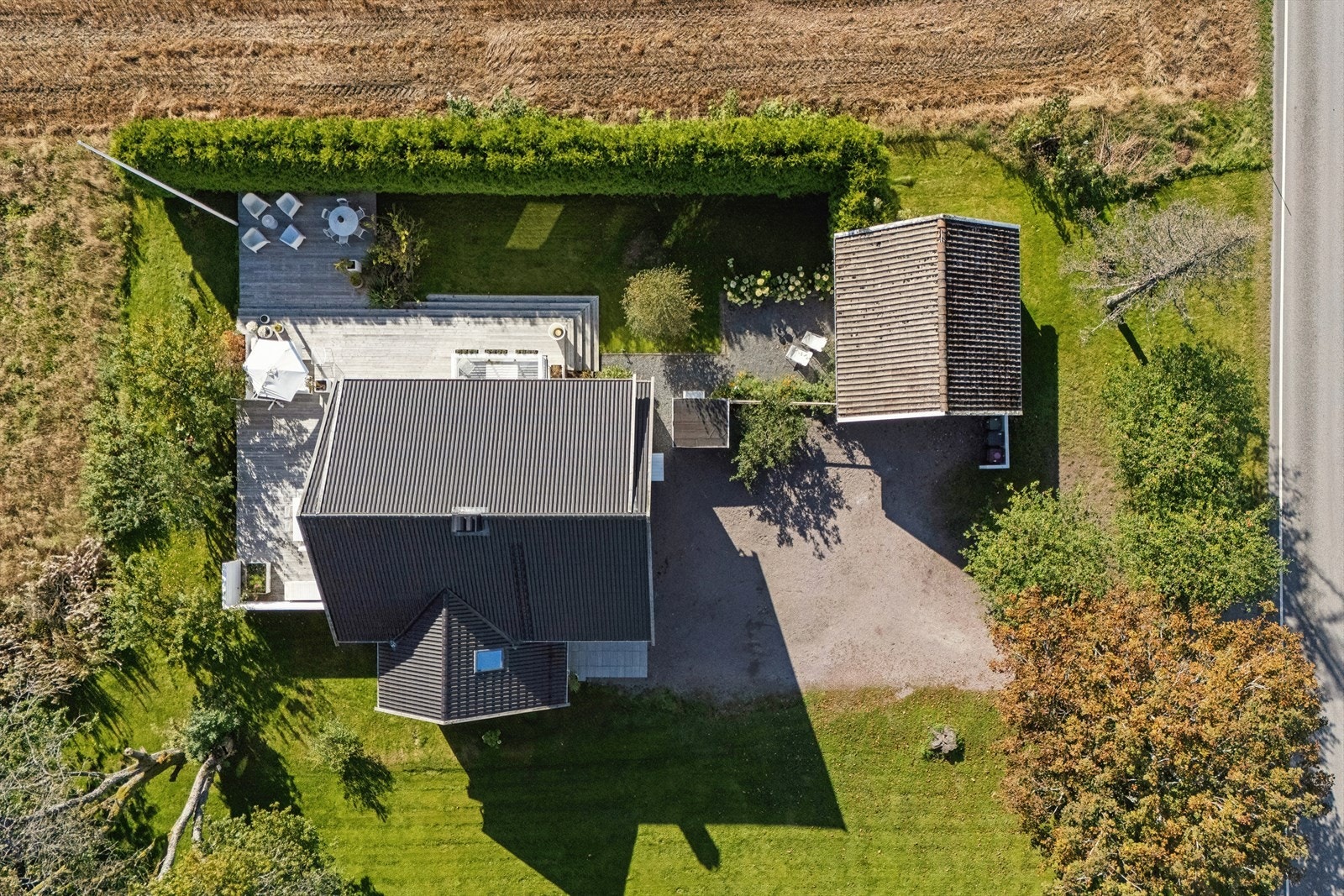 Meget pen tomt på over 1 mål med nydelig uteområde og sol hele dagen. Garasje og gode parkeringsmuligheter på tomt. Galleribilde