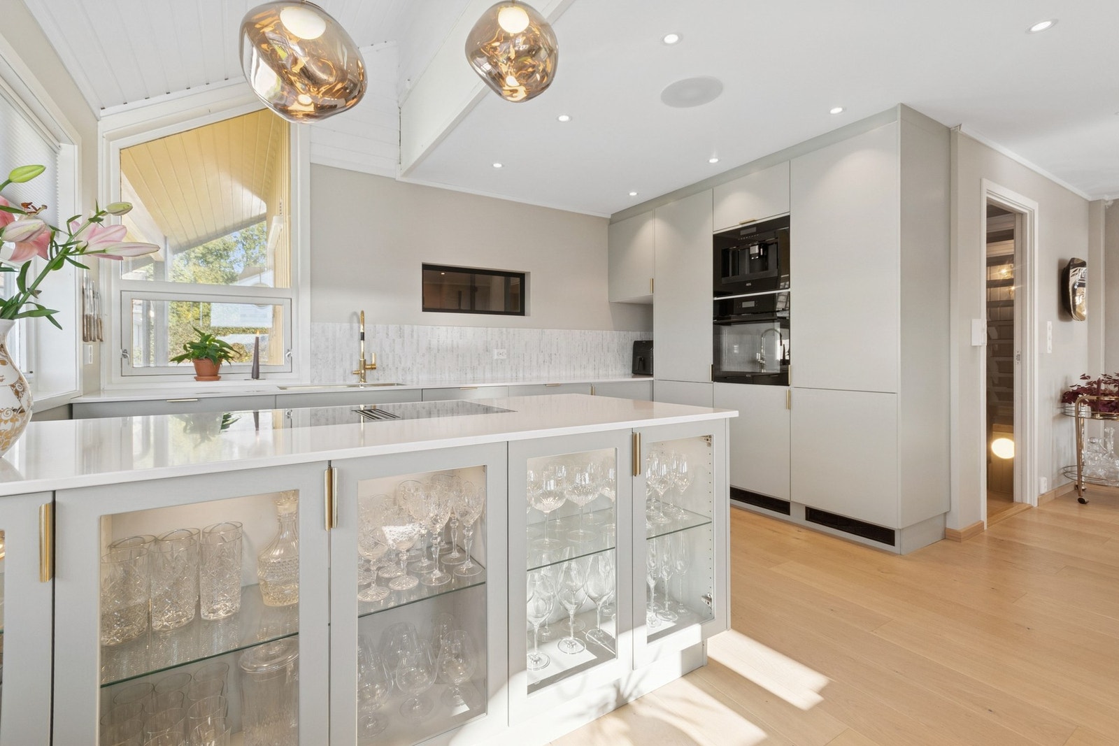 Det er integrert platetopp, stekeovn, oppvaskmaskin, kaffemaskin og kombinert kjøl -og fryseskap. Galleribilde