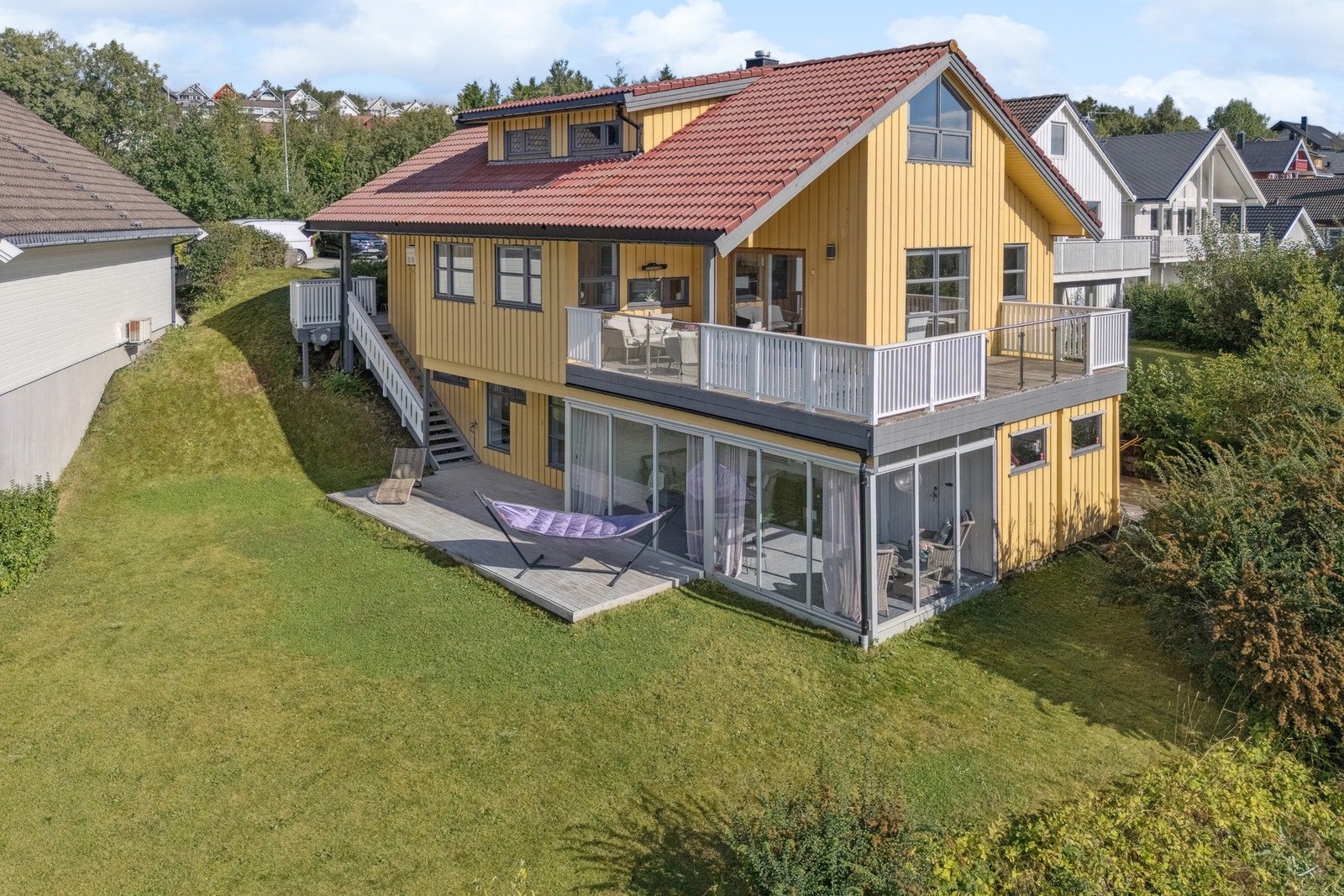 Velkommen til Binneveien 21 - en innbydende familievilla med flott beliggenhet og utsikt! Foto: EFKT Galleribilde