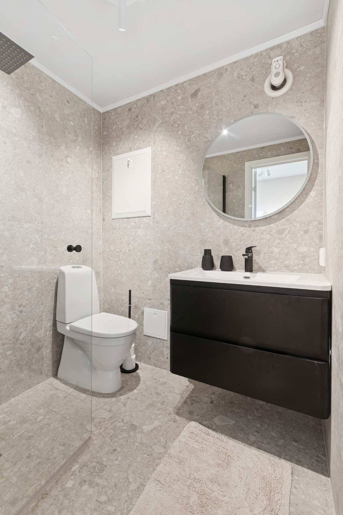 Badet er lyst og moderne, og ble etablert i 2024/2025. Gulvet er flislagt med elektriske varmekabler. Galleribilde