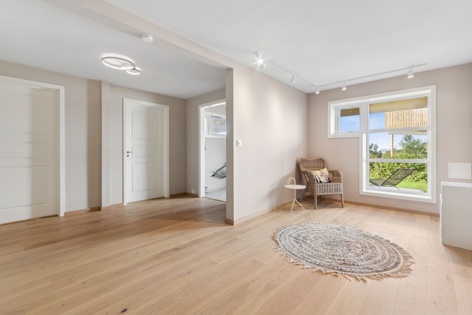 Det er en innvendig adkomst mellom enhetene hvis man ønsker å benytte seg av hele boligen. Galleribilde