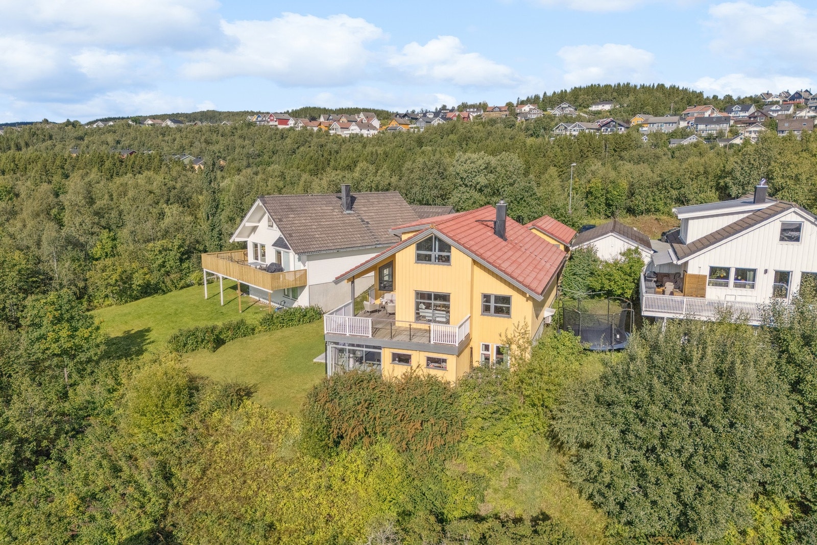 Boligen ligger i et barnevennlig og rolig område, med kort vei til dagligdagse nødvendigheter og flott natur! Galleribilde