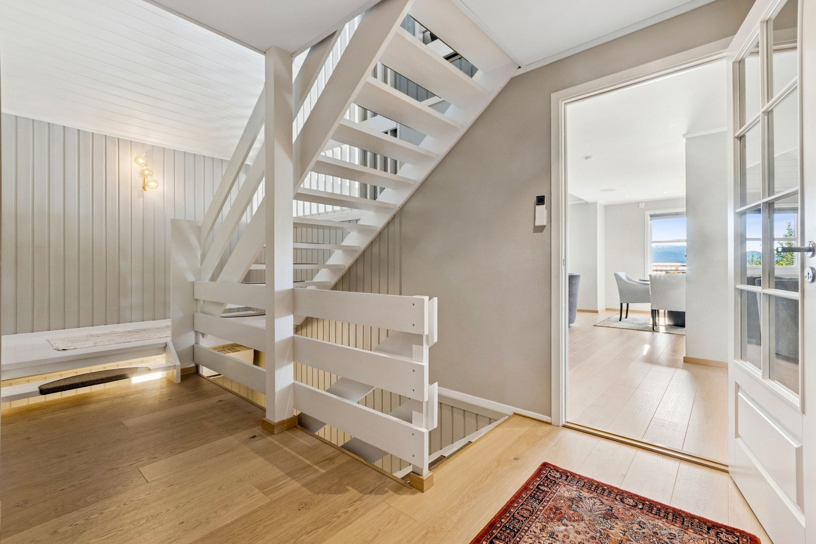 I gangen er det etablert integrert skyvedørsgarderobe. Galleribilde