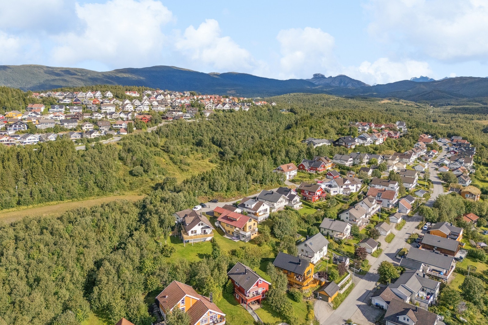 Boligen ligger i en rolig blindvei øverst på Mørkved med minimal trafikk. Galleribilde