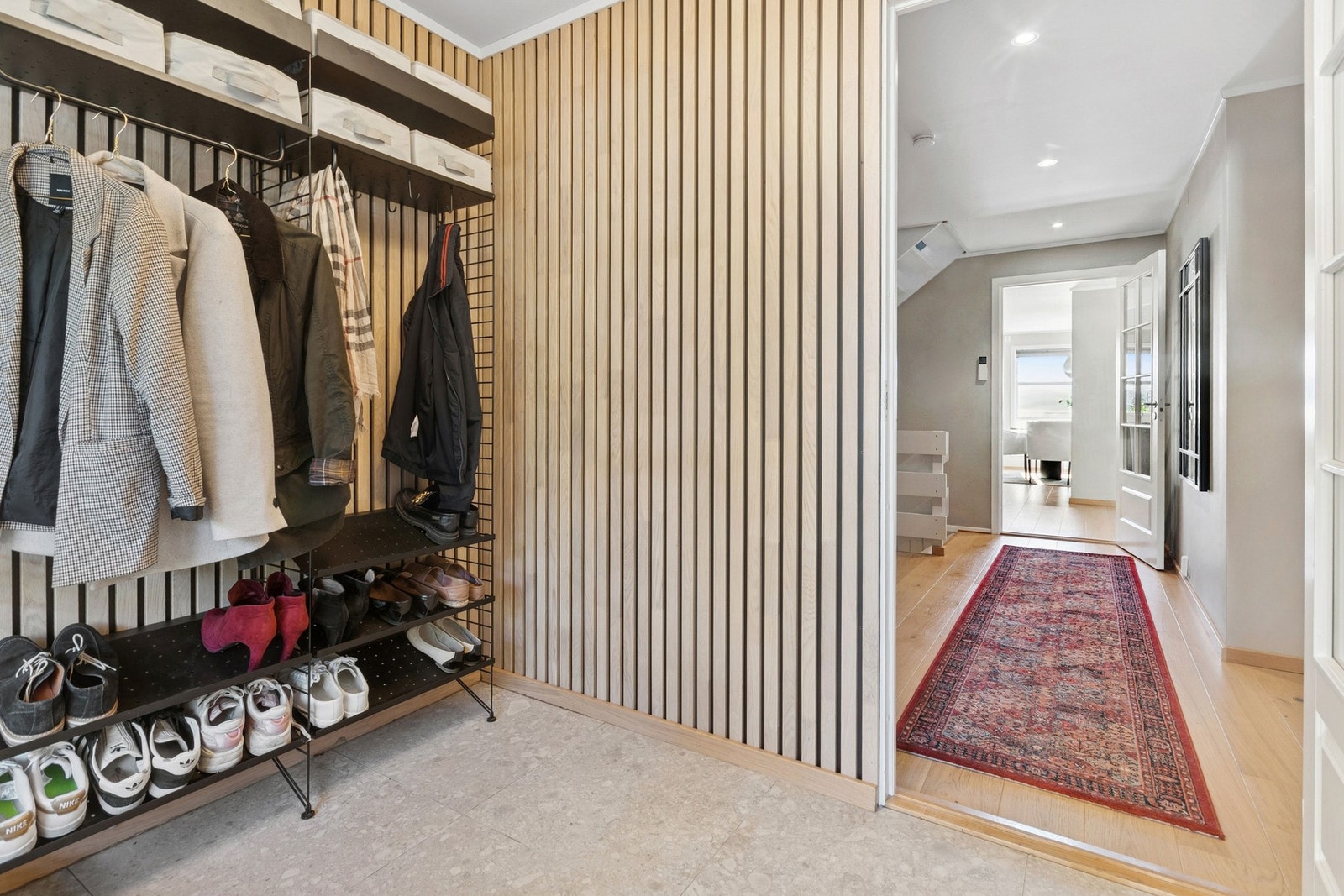 Entré med plass til skohylle og jakkeoppheng. Galleribilde