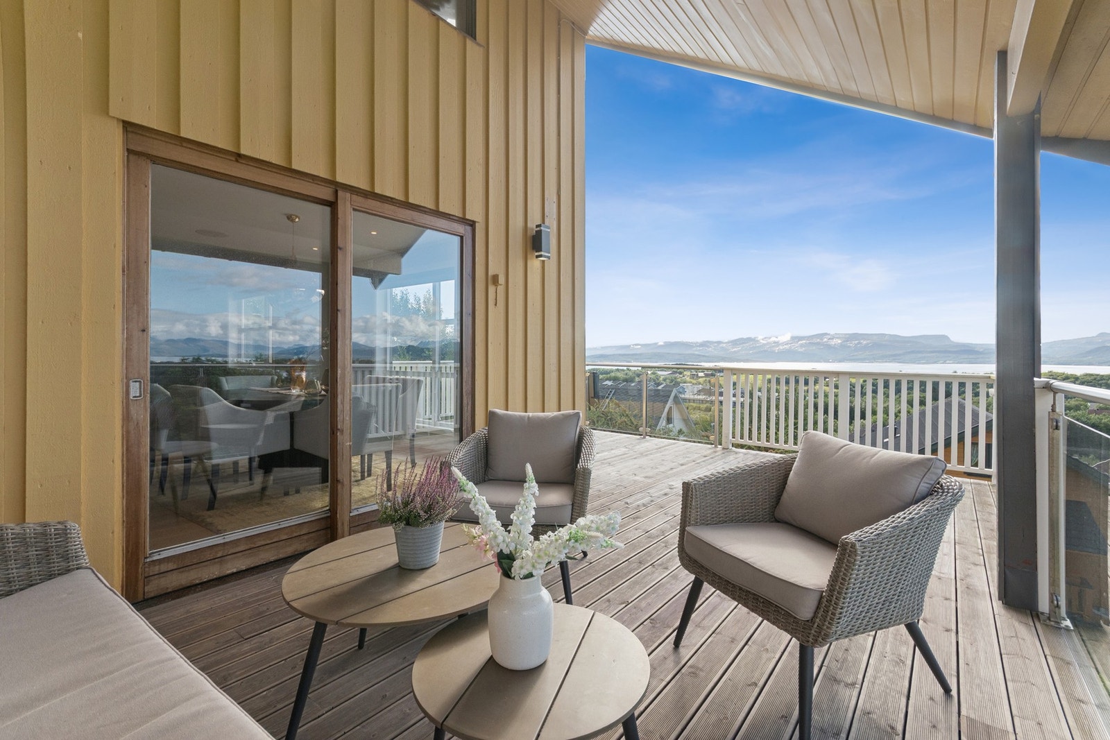 Romslig terrasse med nydelig utsikt mot Saltenfjorden og de majestetiske fjellene. Galleribilde