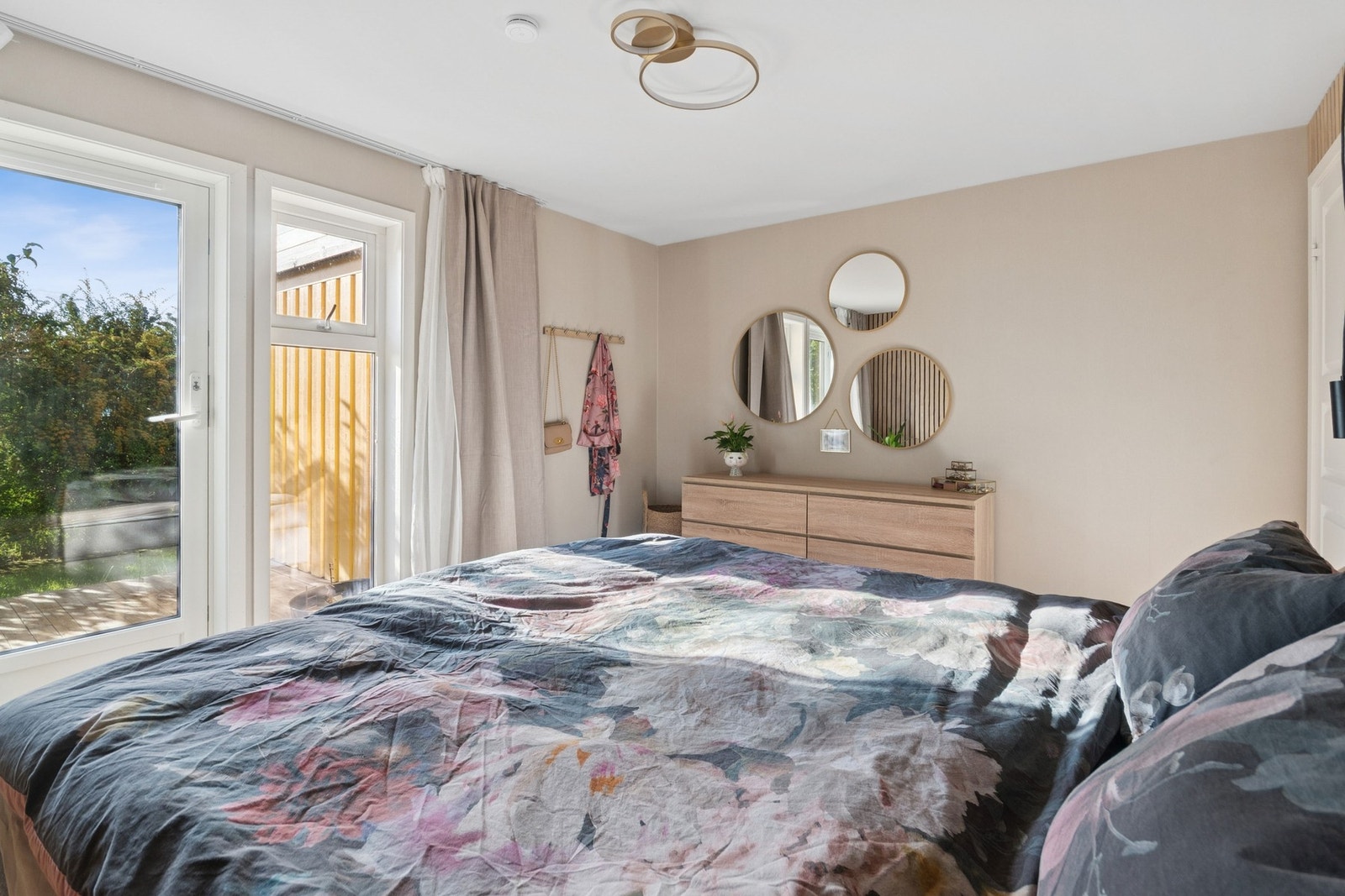 Soverom i tilknytning til sokkelleligheten, med utgang til terrasse. Galleribilde