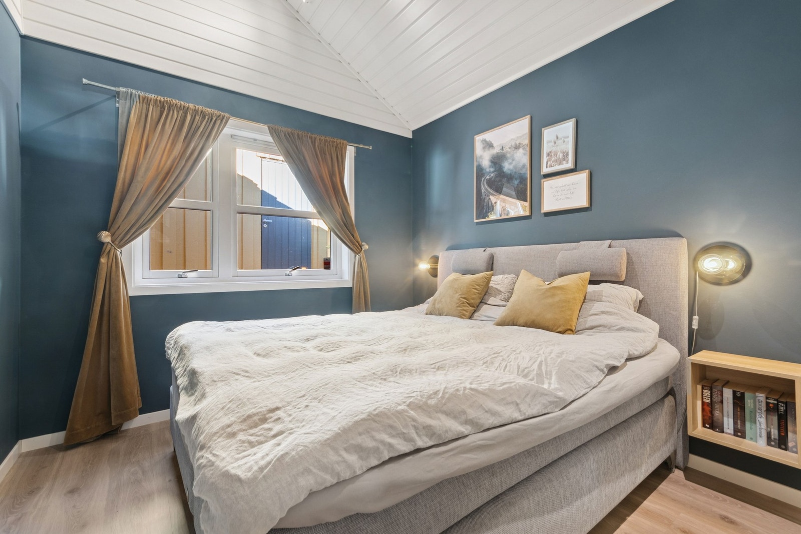 Romslig hovedsoverom med garderobeskap. Galleribilde