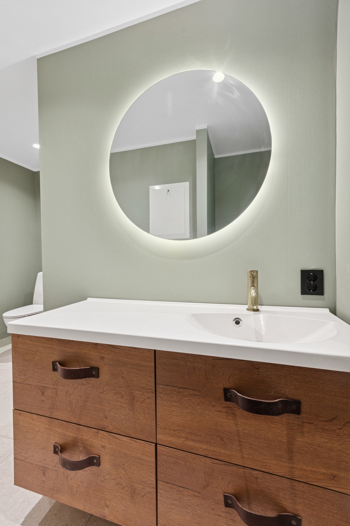 Det er flislagt gulv med elektriske varmekabler, jotuns våtromssystem på vegger og malte gipshimlinger med innfelte spotter. Galleribilde