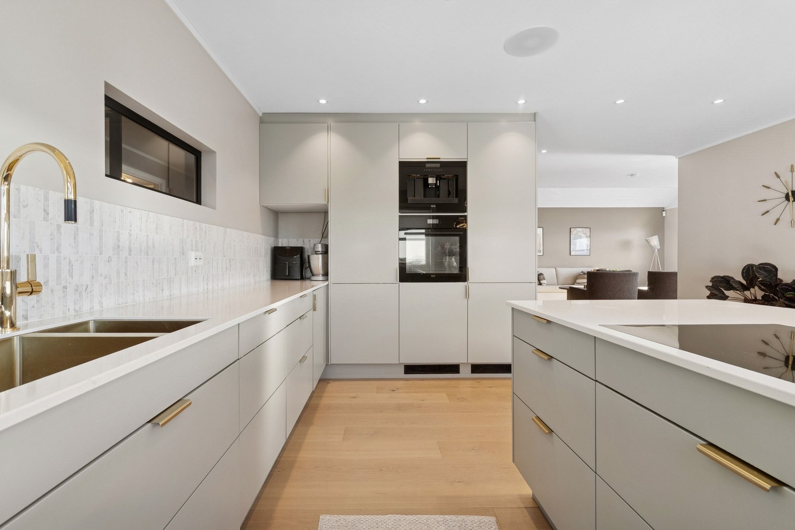 Lyst og moderne kjøkken, med kjøkkeninnredning fra Sigdal med slette kjøkkenfronter. Galleribilde