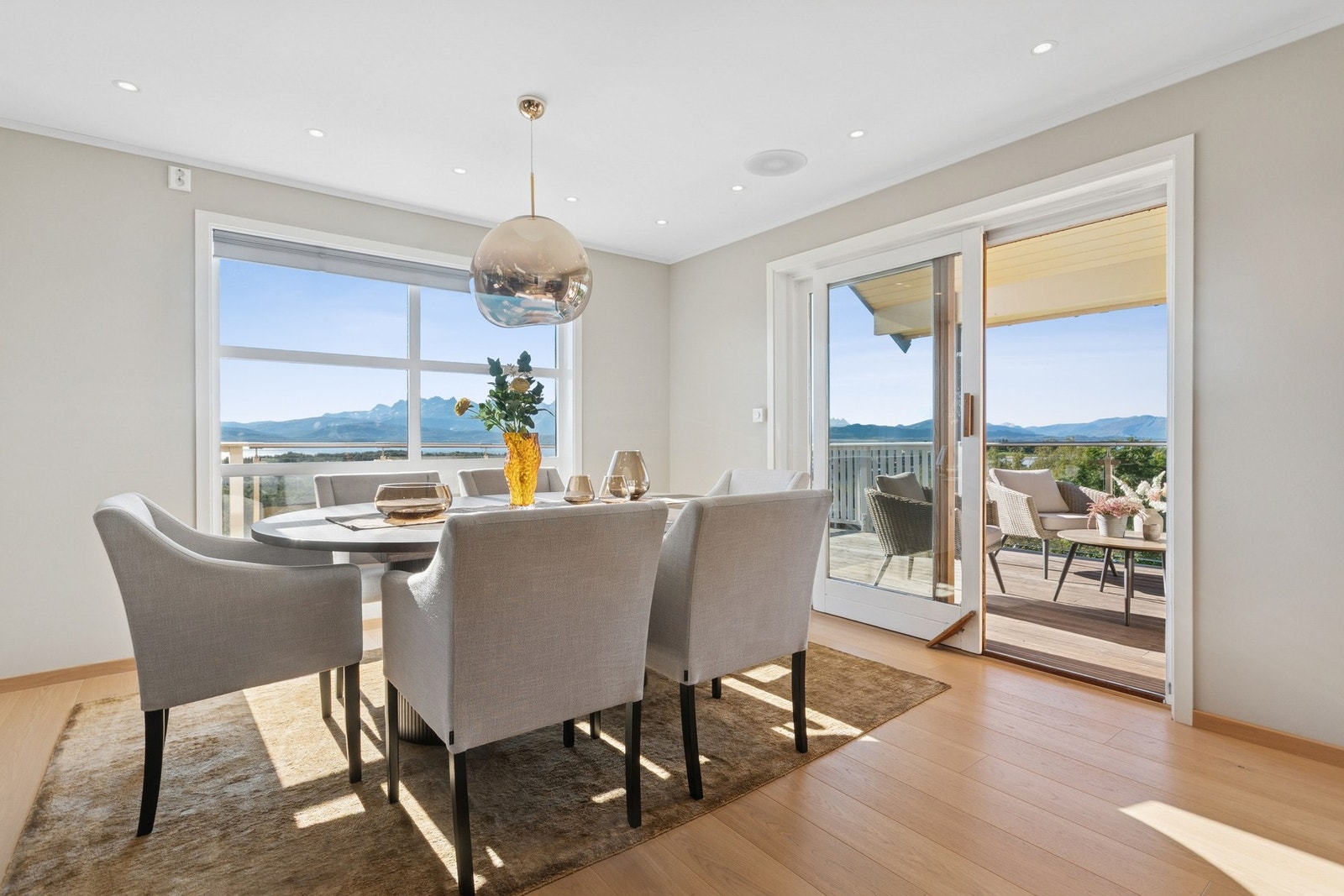 Utgang fra stua til en romslig balkong på ca. 28 m², med meget gode sol- og utsiktsforhold. Galleribilde