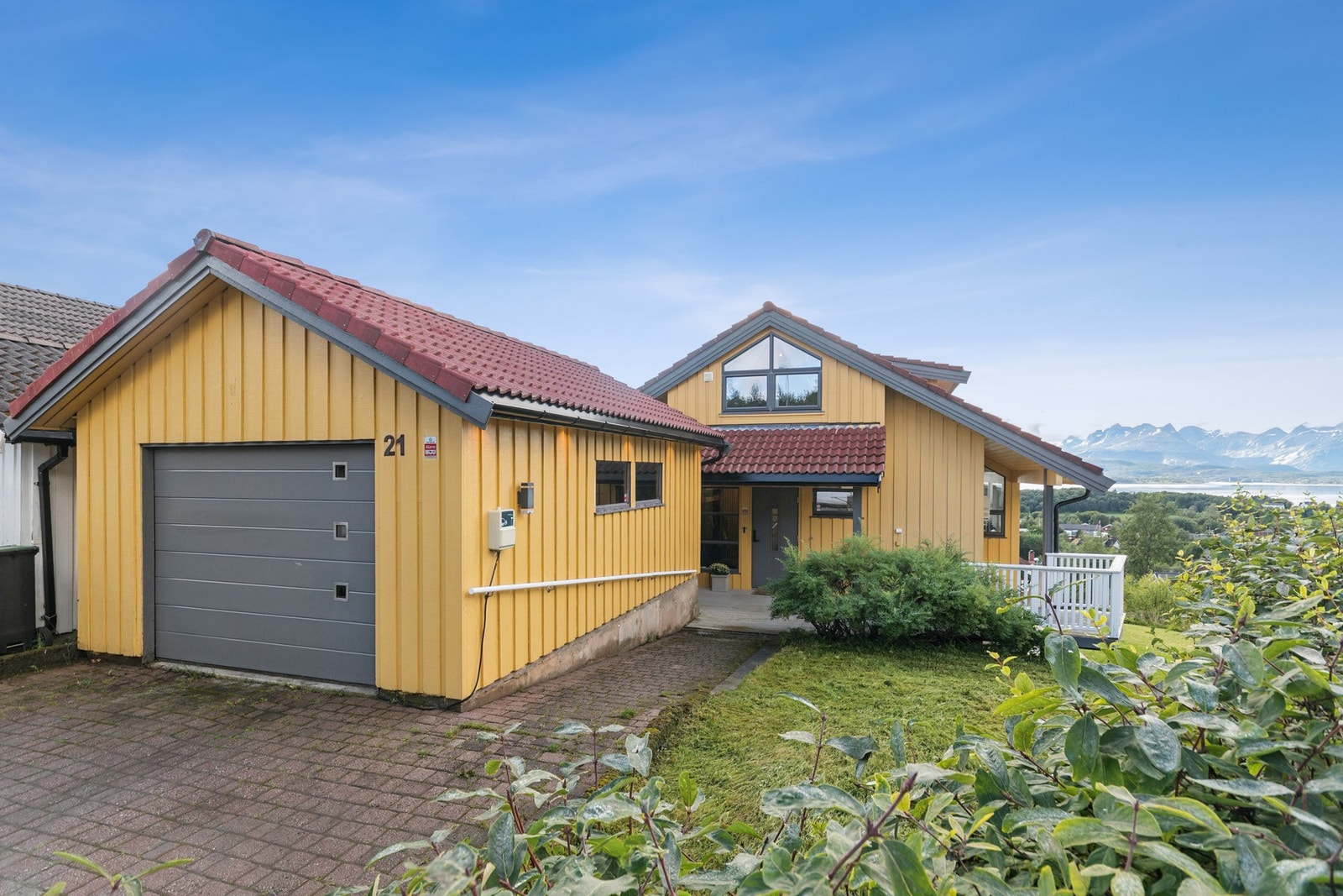 Boligen har en tilhørende garasje med etablert el-bil lader. Galleribilde