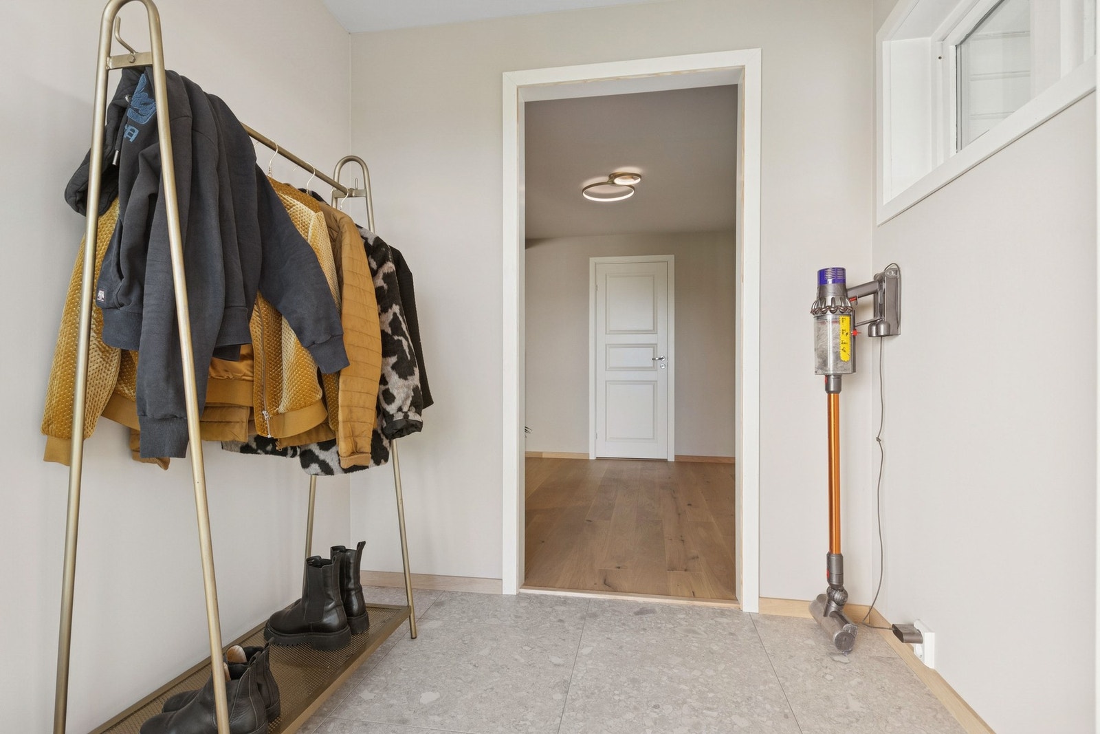 Romslig entré i utleiedelen med plass til skohylle og jakkeoppheng. Galleribilde