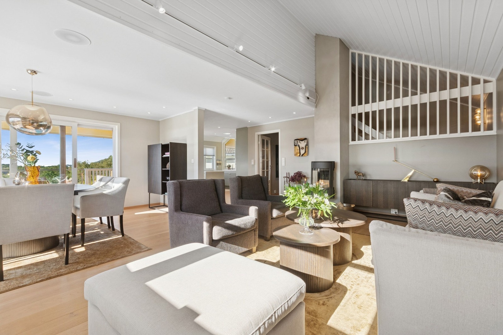 Lys og åpen stue/kjøkken løsning med god plass til både sitte -og spisegruppe. Galleribilde