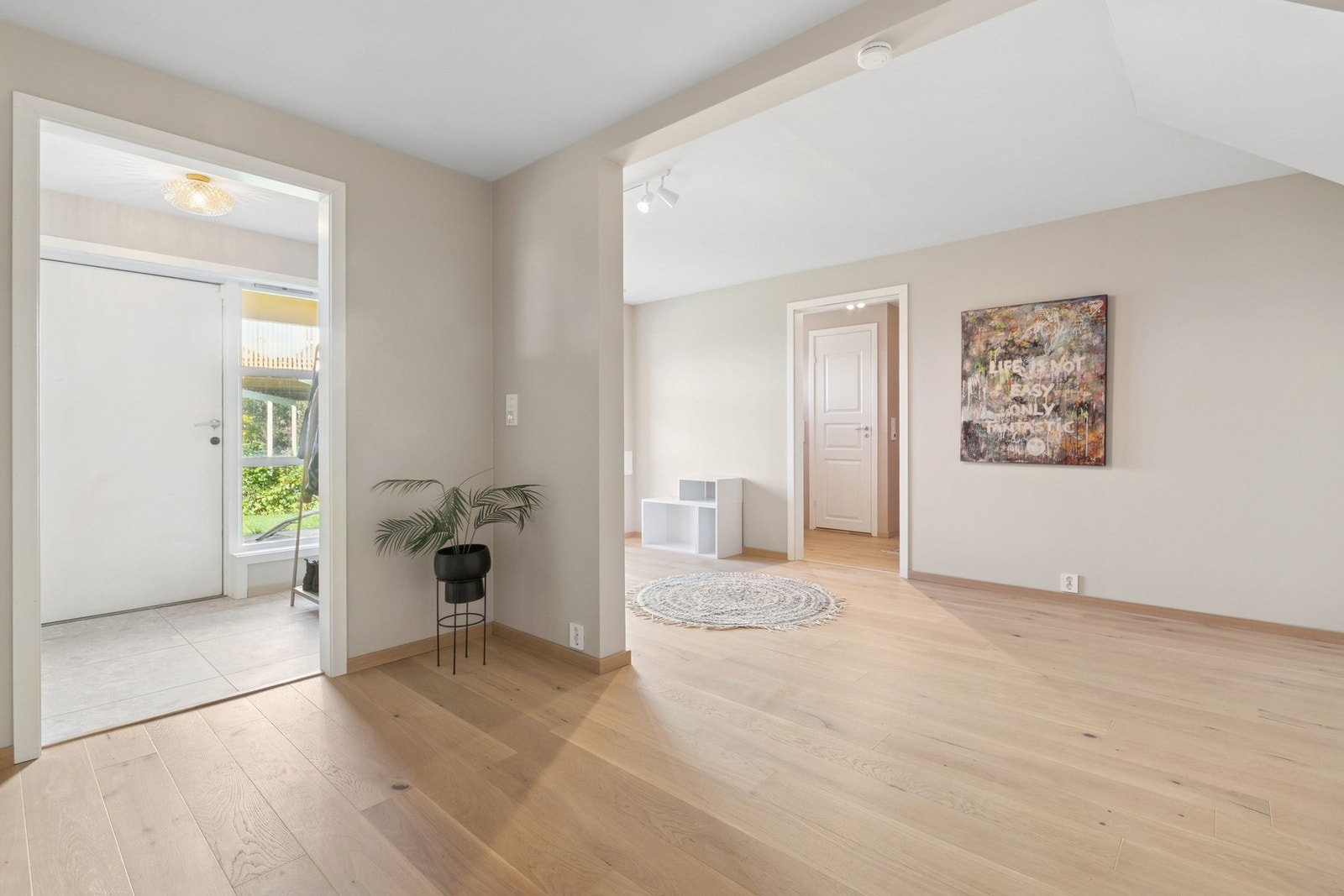 Sokkelleiligheten har en lukket stue/kjøkken løsning, to soverom, bod og bad. Galleribilde