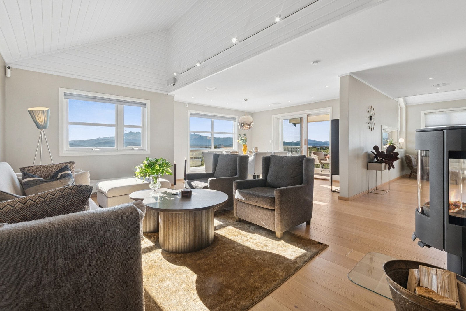 Store deler av boligen er pusset opp i nyere tid, og fremstår som moderne og innbydende. Galleribilde