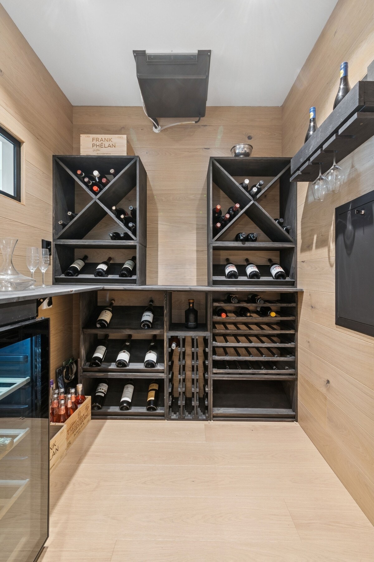 Boligen har en innredet vinbod med glassdør. Galleribilde