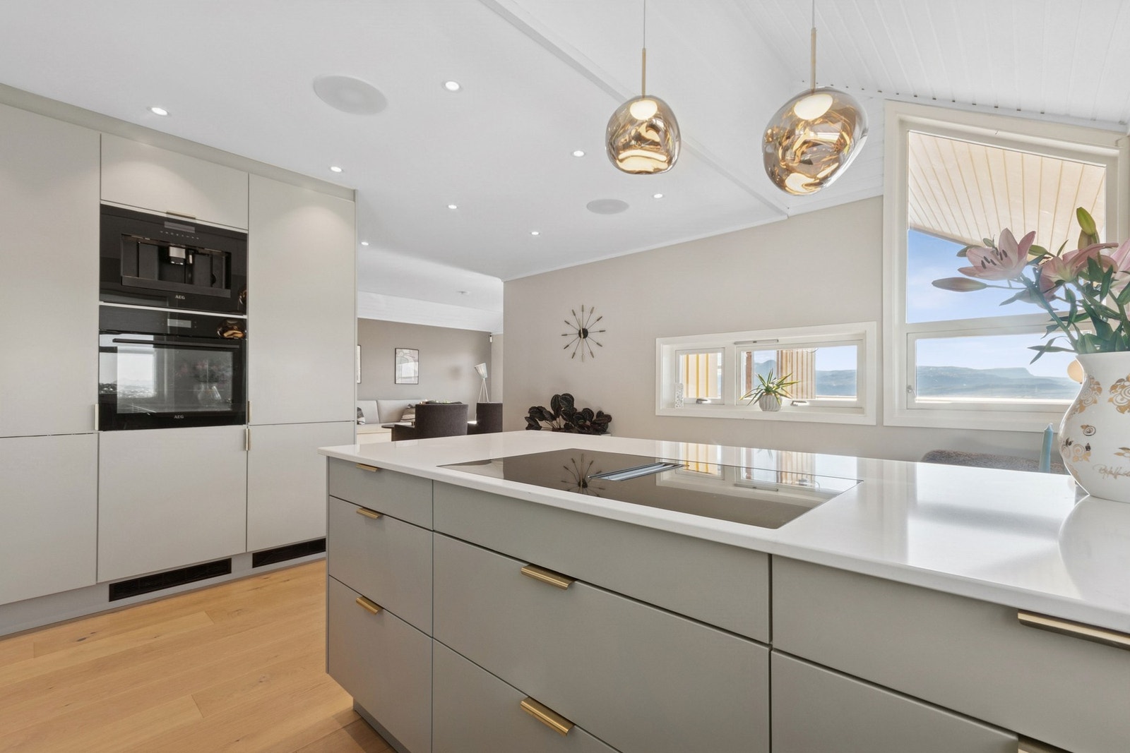 Det er benkeplate i stein med marmorstrukturerer, samt fliser over benkeplate. Galleribilde