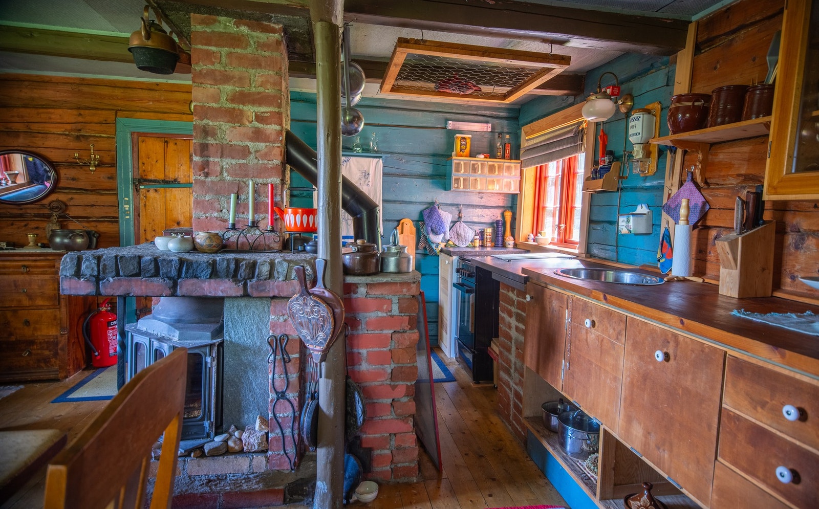 Oppvarming med vedfyring. Strøm fra 12v solcelleanlegg Galleribilde