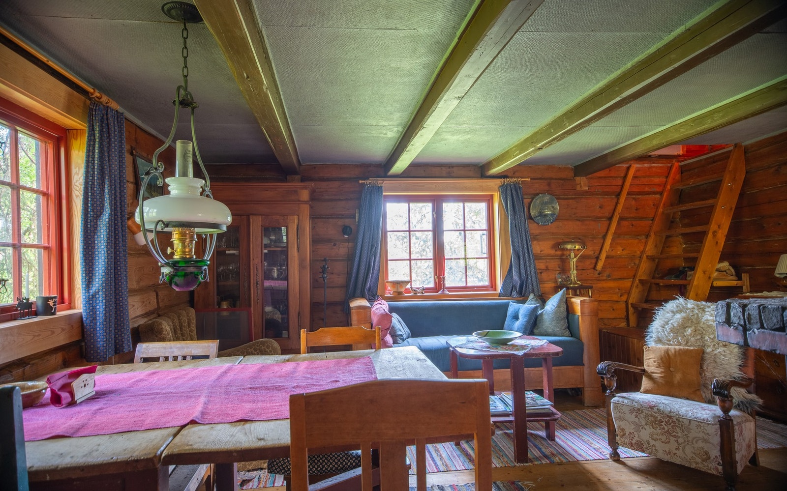 Trappen i stua leder til loftgang og 2 rom benyttet som soverom Galleribilde