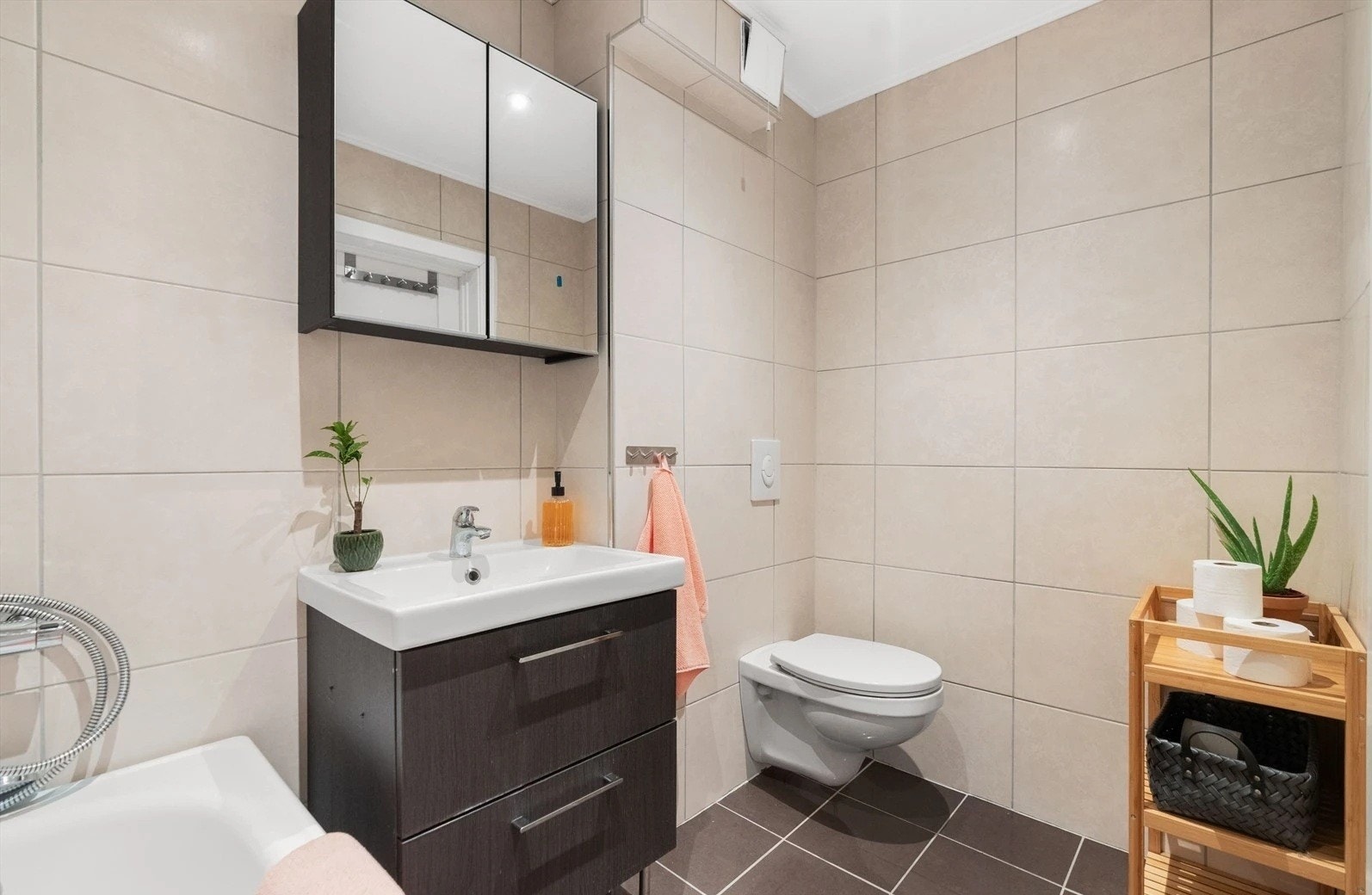 Bad 2 med vegghengt toalett og badekar Galleribilde