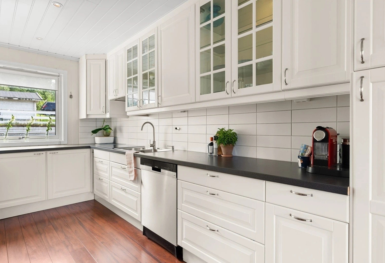 Kjøkken med integrerte hvitevarer inkludert Galleribilde