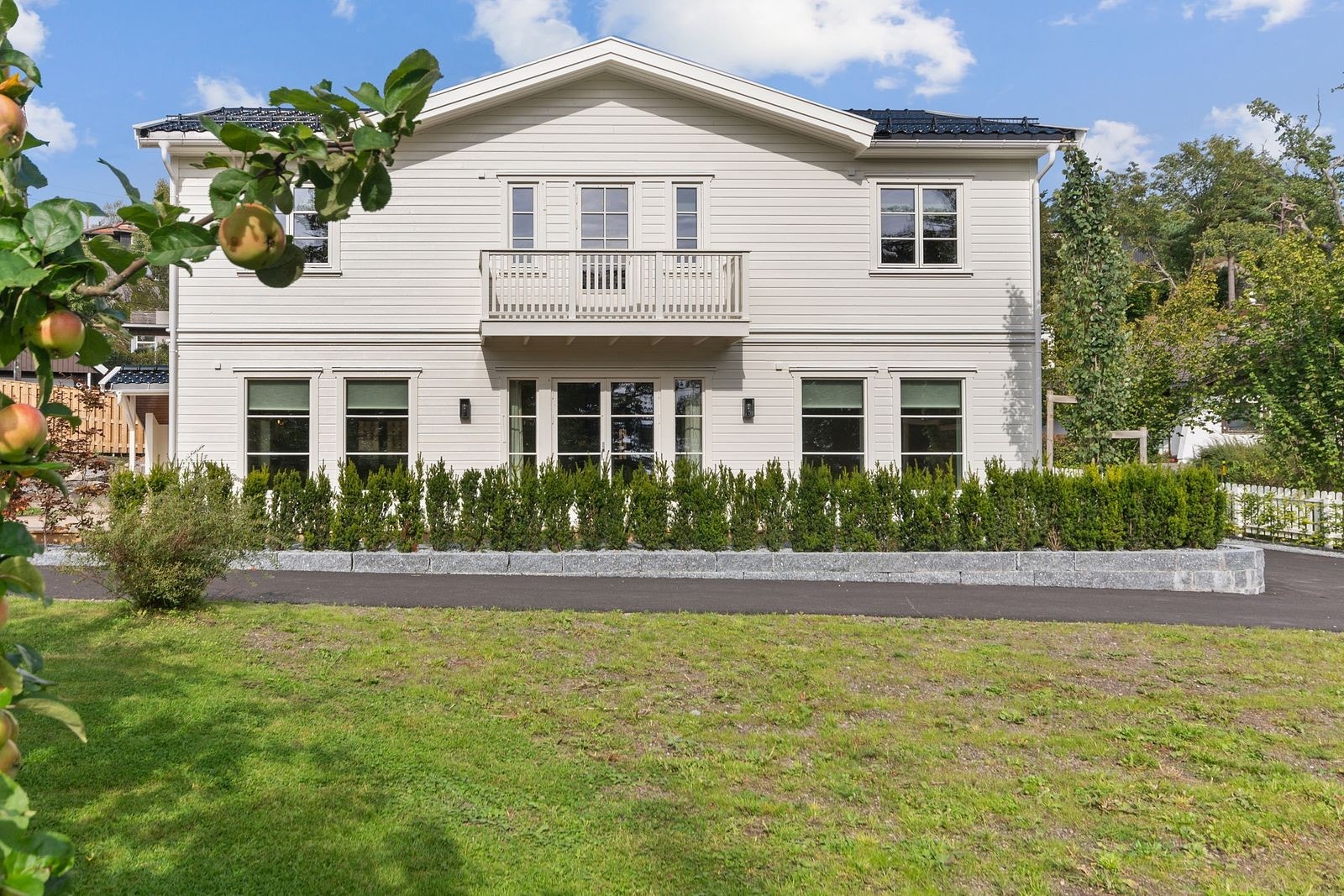 Uteområdene på eiedommen har gode solforhold Galleribilde