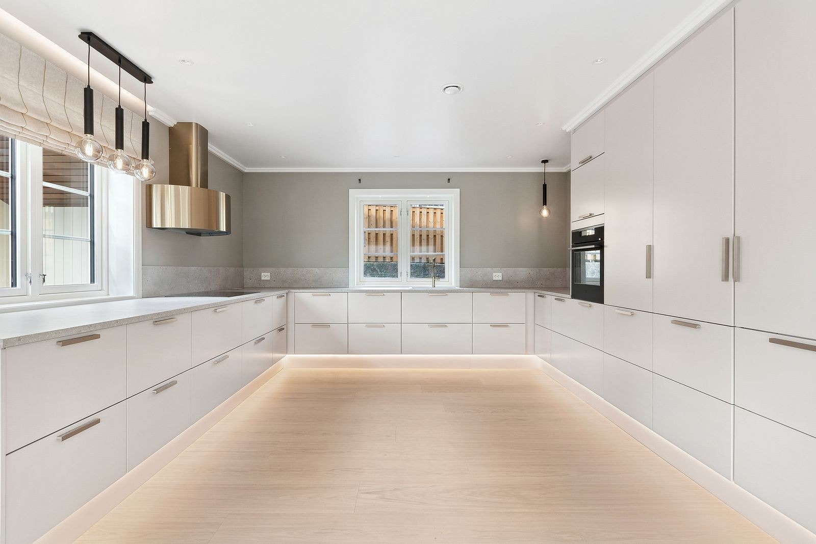 Utrolig lekkert kjøkken i lysegrå fronter Galleribilde