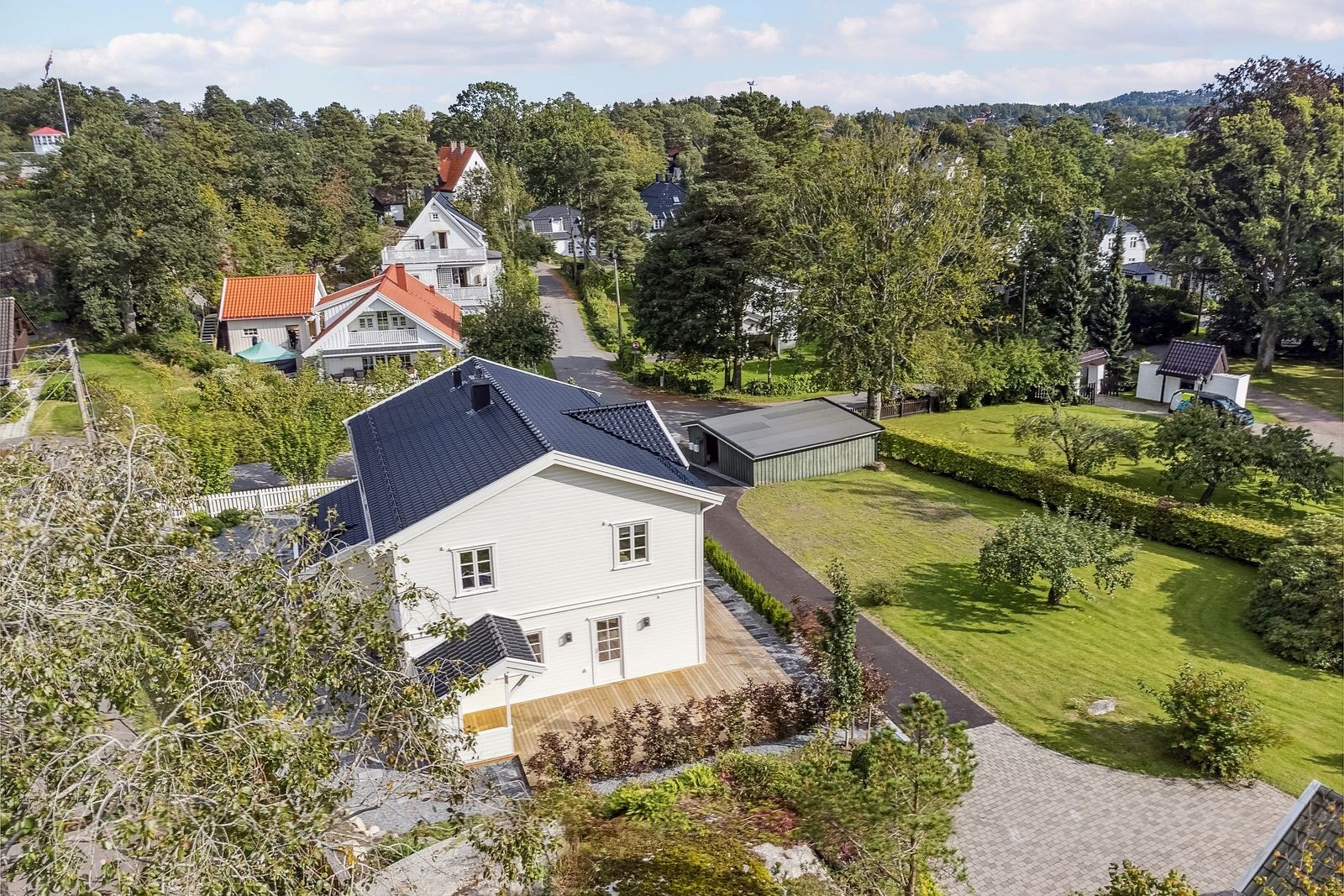 Parkering på biloppstillingsplass med elbil-lading Galleribilde