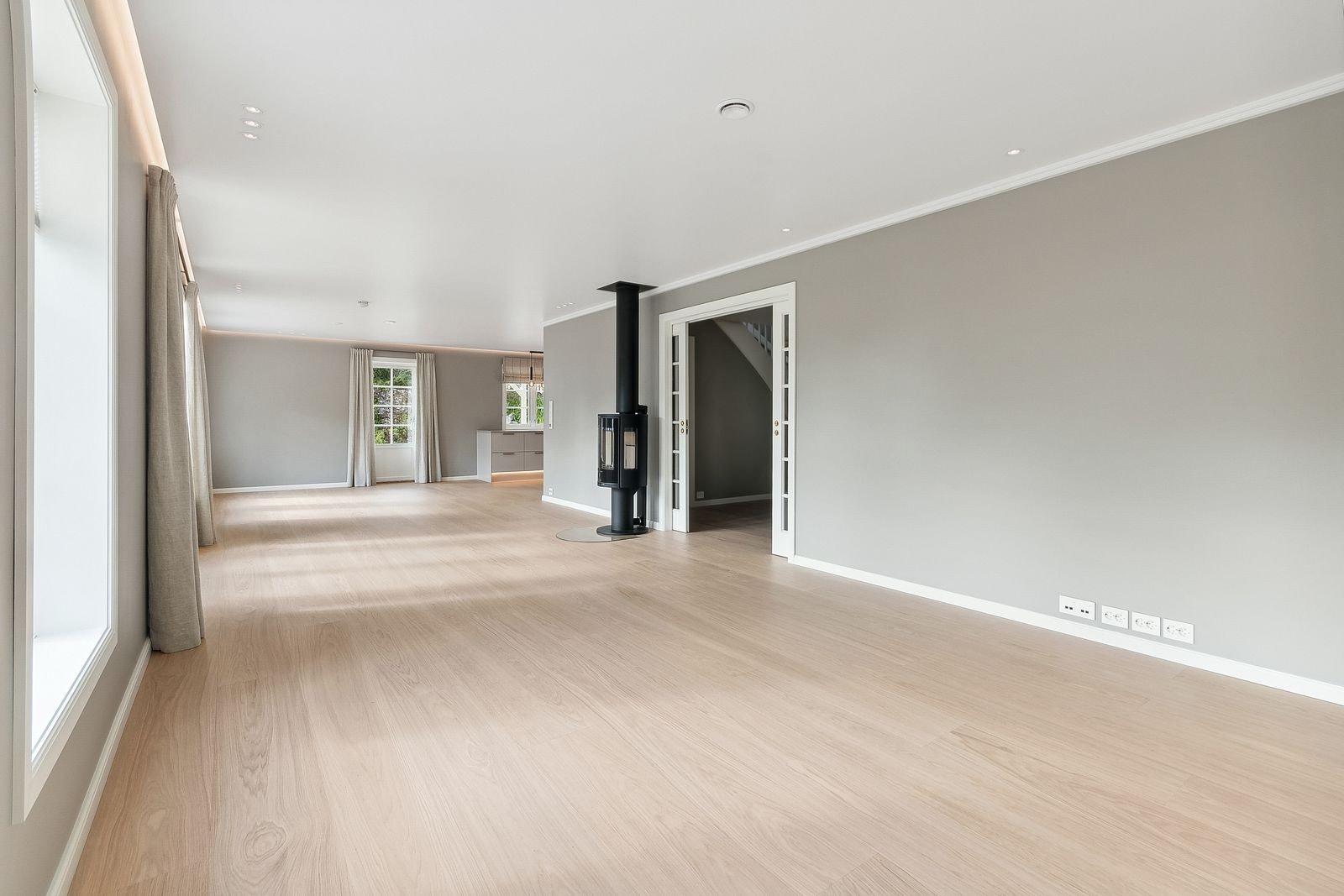 Stuen har peisovn fra Contura som varmer godt på kalde vinterkvelder Galleribilde