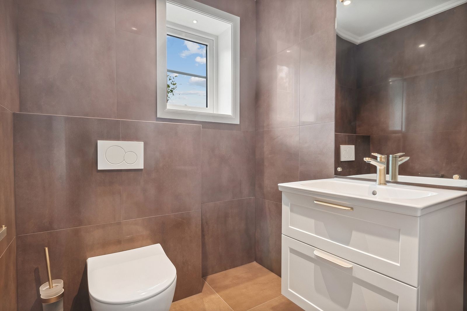 Flislagt seperat WC med vegghengt toalett og servant m/innredning Galleribilde