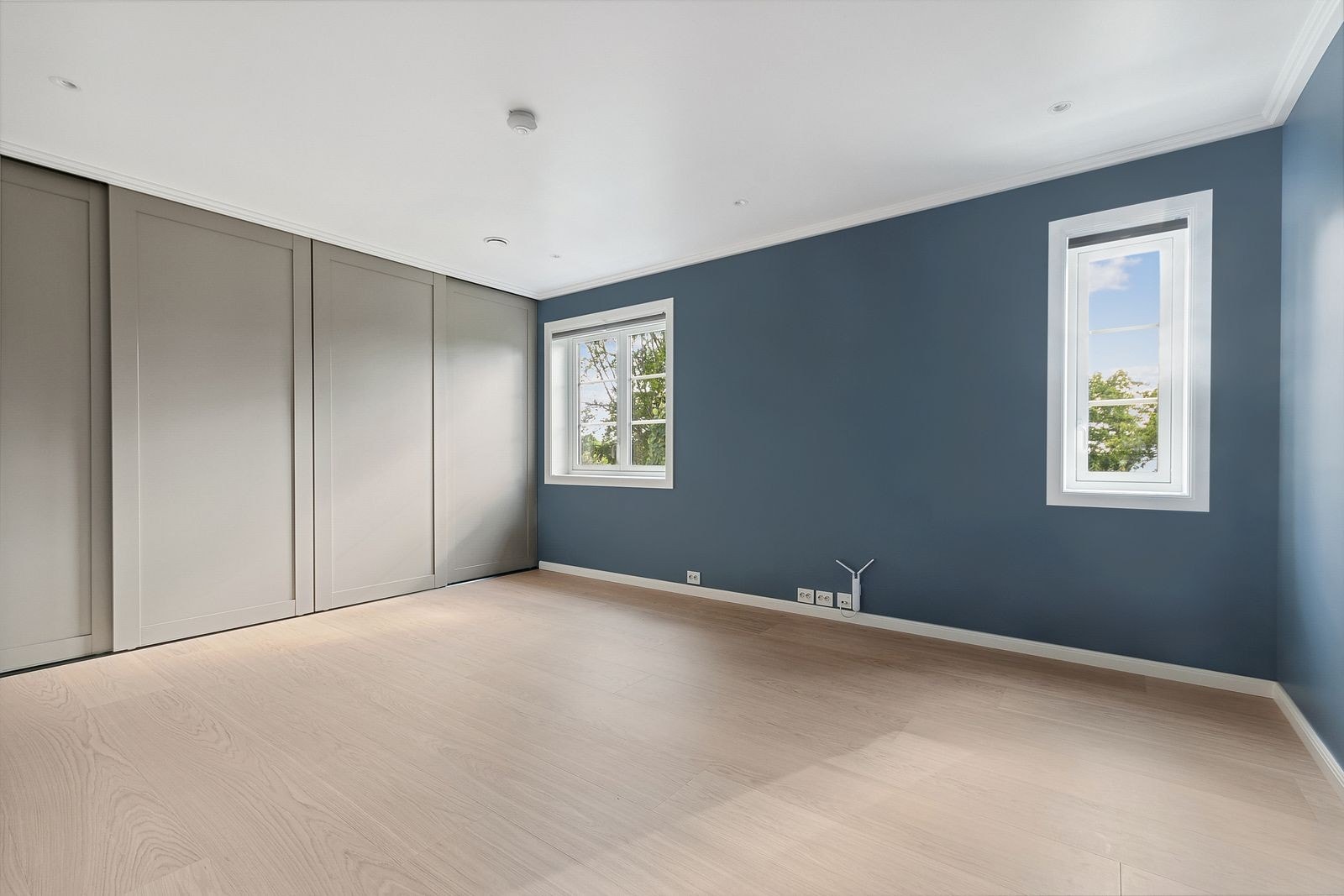 Store vindusflater som slipper inn godt med sollys Galleribilde