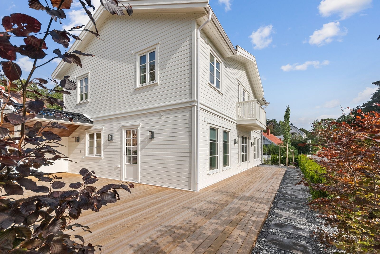 Stor terrasse med god plass til utemøblement Galleribilde