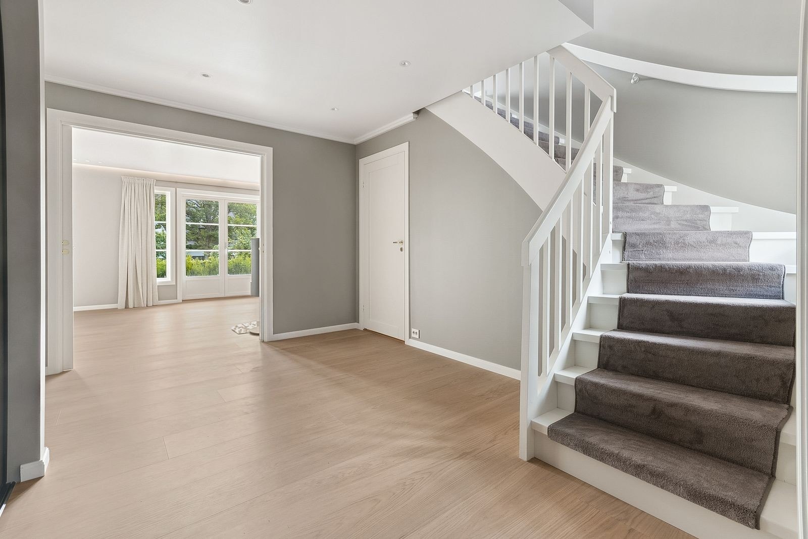 Gang/hall med integrert skyvedørsgarderobe. Galleribilde