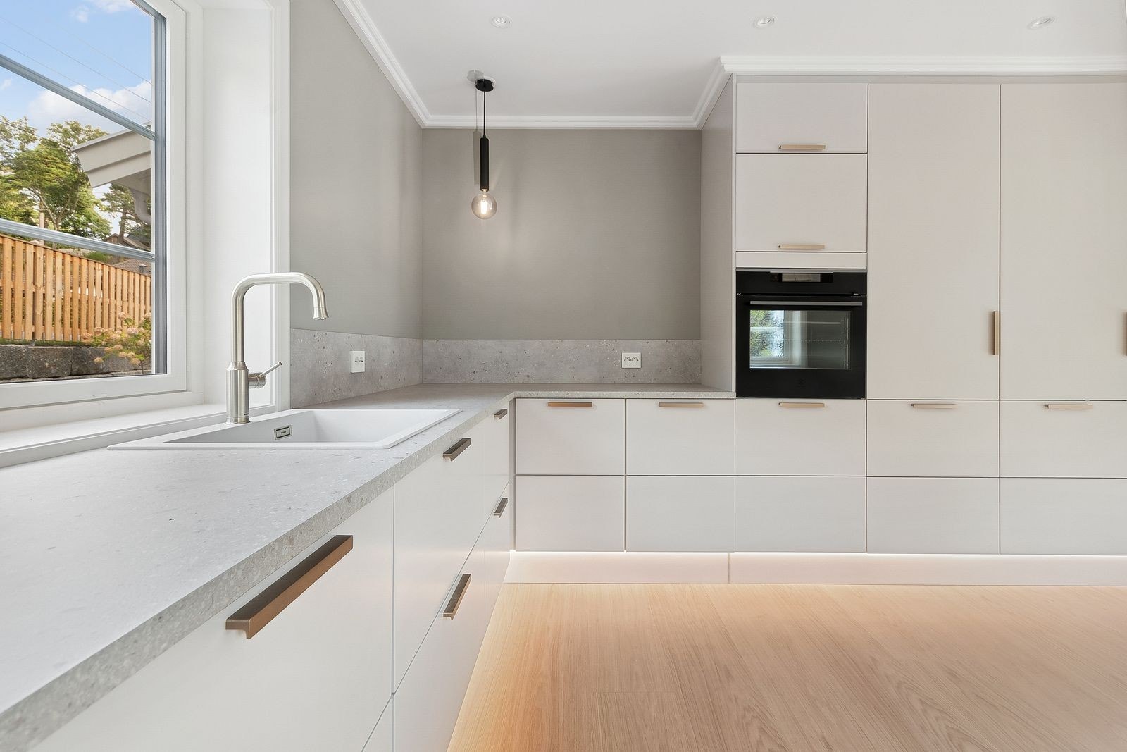 Kjøkkenet har veldig god skap- og benkeplass Galleribilde