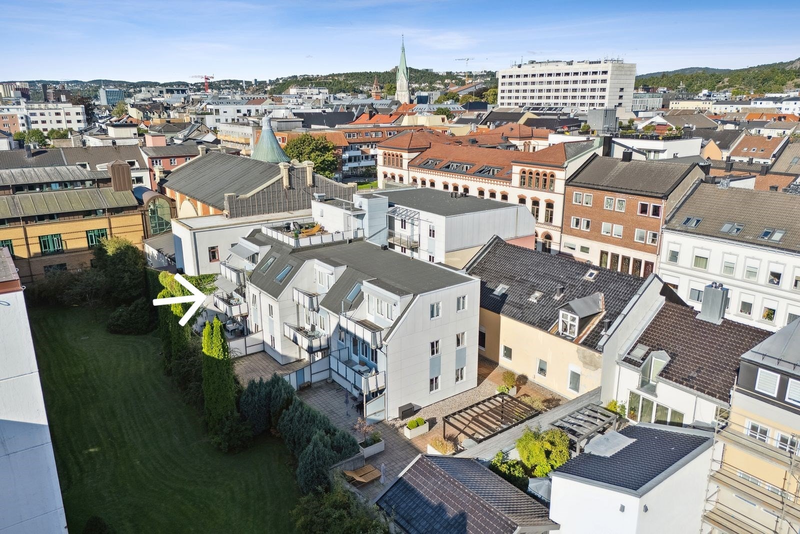 Flott plassering av bygget - tilbaketrukket, trygt og rolig. Galleribilde